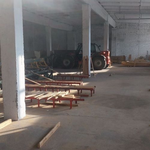 Здание и лесопильное оборудование