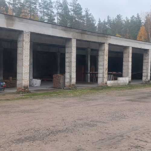 Здание и лесопильное оборудование