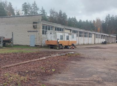 Здание и лесопильное оборудование